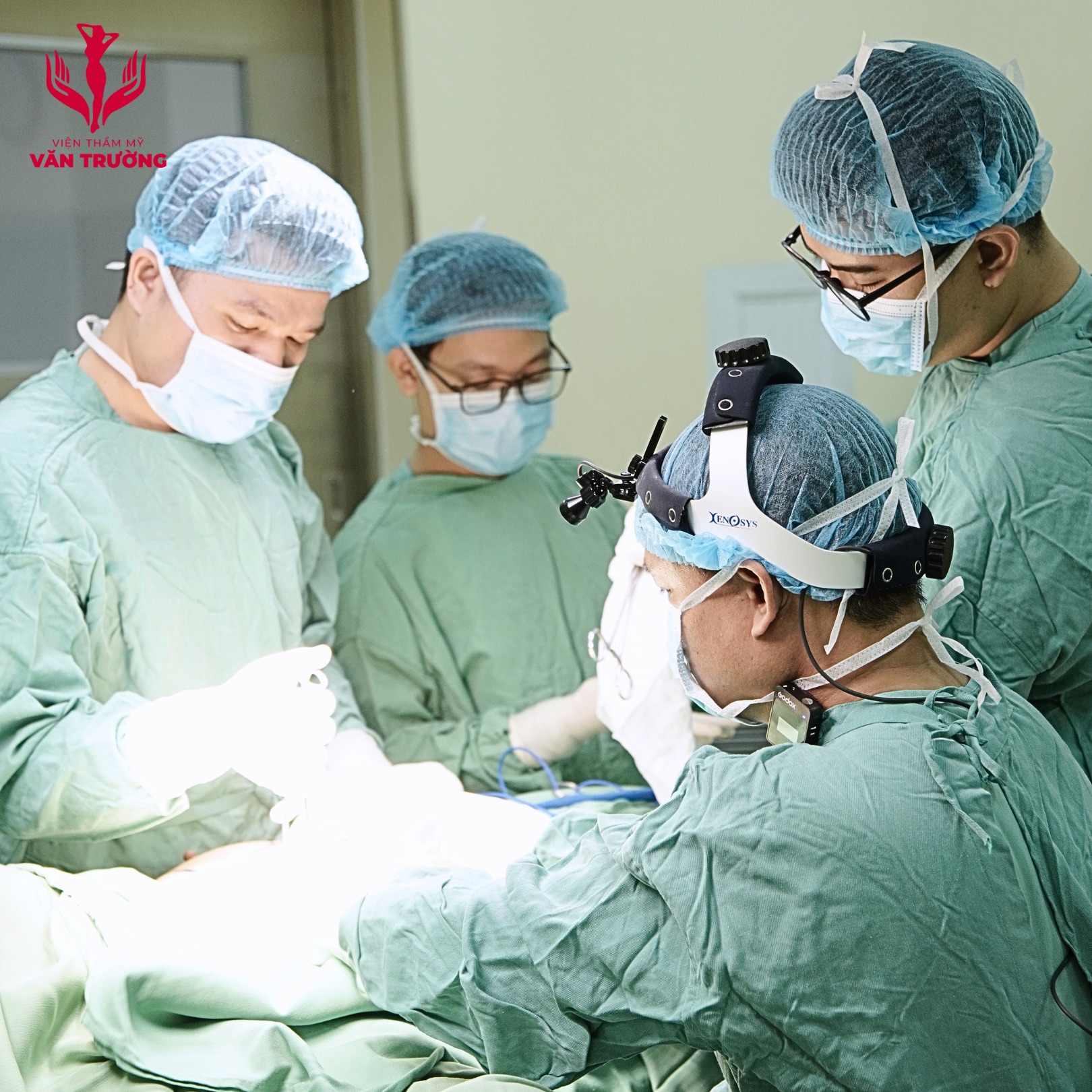 Dr. Văn Trường's surgical team in the operating theatre
