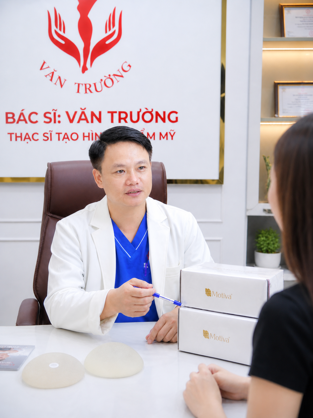 Dr. Văn Trường consulting with a patient about Motiva implants